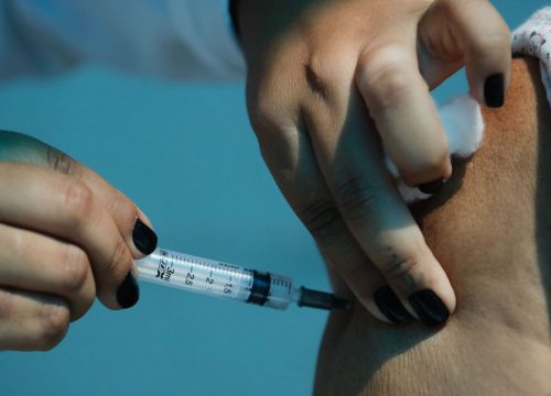 Olinda recebe petição para que idosos a partir dos 75 anos sejam vacinados contra a Covid-19