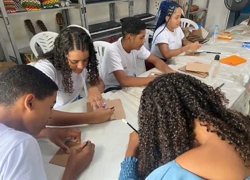 Oficina do Cendhec debate Justiça Ambiental com adolescentes do Pina e Ibura de Baixo