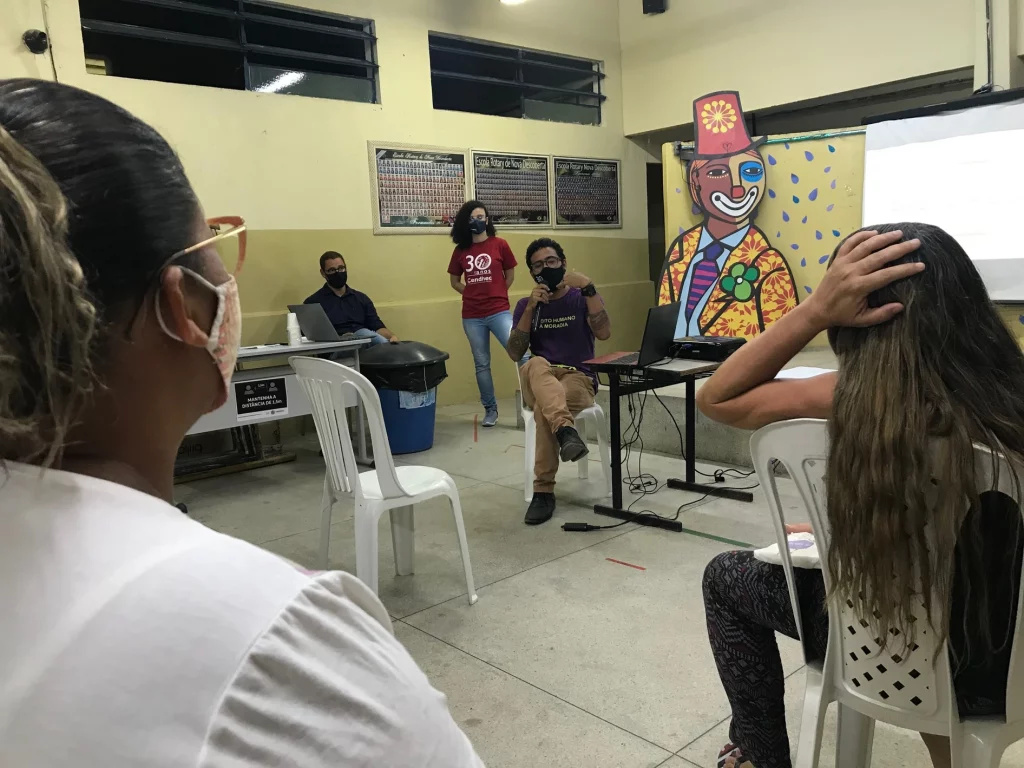 Moradores de Vila Independência participam de ação de formação com o Cendhec
