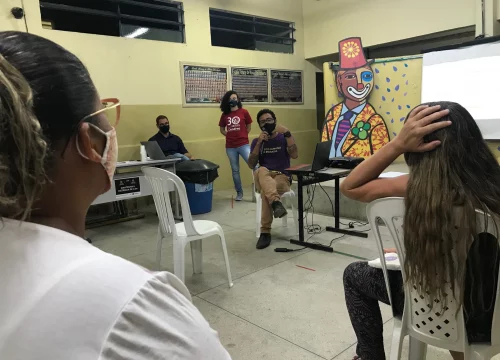 Moradores de Vila Independência participam de ação de formação com o Cendhec