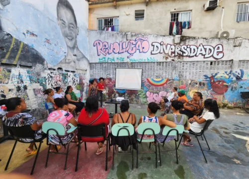 Cendhec debate violências contra crianças e adolescentes e autoproteção, com famílias no Pina