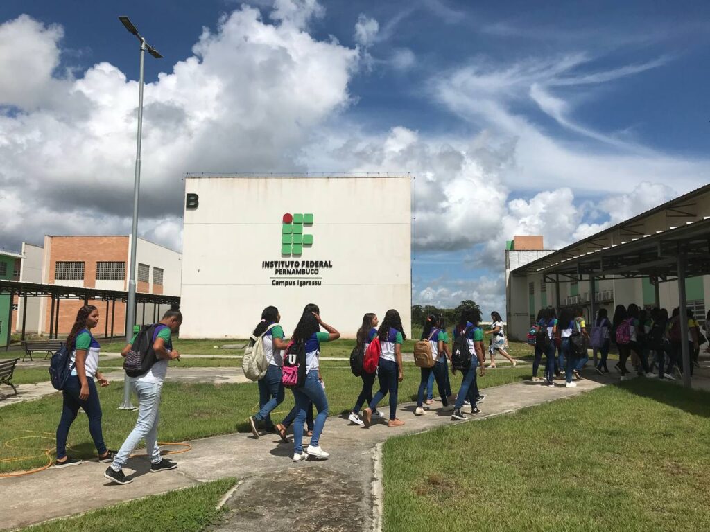 “Me vejo estudando aqui”: Cendhec leva meninas de Igarassu para conhecer campus do IFPE