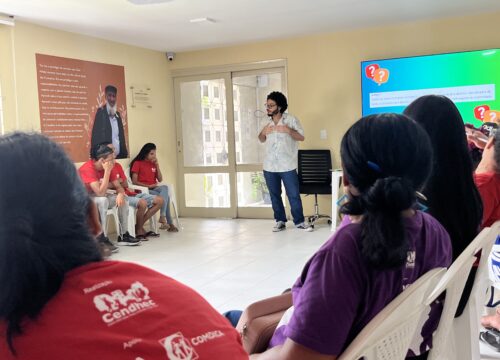 Cendhec promove encontro sobre comunicação e política com mulheres e jovens de formações da instituição